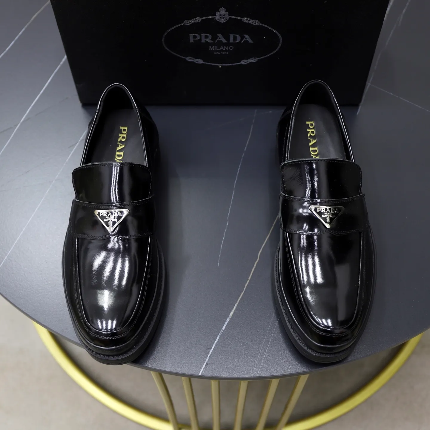 Ex-factory price: 500💰🙅‍♂️🙅‍♂️🙅‍♂️ Brand: PRADA Standard code: Men's code 38-44 (45 can be customized) Grade: Same style as the official website Original order quality Material: Original cowhide surface Comfortable lining Original outsole Style category: Men's fashionable casual leather shoes Distinguished big-name luxury elements Top luxury Color: Color of the actual picture
